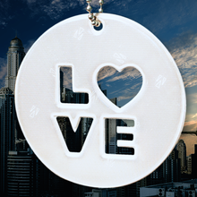 Įkelti vaizdą į galerijos rodinį, Atšvaitas pakabukas MEILĖ / Reflective Pendant LOVE - Neshkis