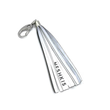 Įkelti vaizdą į galerijos rodinį, MINI atšvaitas pakabukas-kutas/ MINI reflective tassel - Neshkis