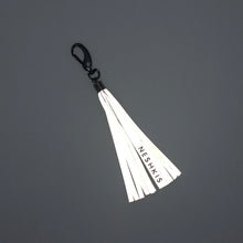 Įkelti vaizdą į galerijos rodinį, MINI atšvaitas pakabukas-kutas/ MINI reflective tassel - Neshkis