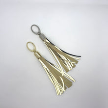 Įkelti vaizdą į galerijos rodinį, BLACK tassel reflective pendant/ JUODAS pakabukas-kutas - Neshkis
