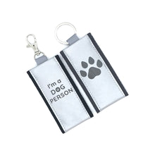 Įkelti vaizdą į galerijos rodinį, I'M DOG PERSON atšvaitas / šviesą atspindintis pakabukas - Neshkis