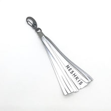 Įkelti vaizdą į galerijos rodinį, MINI atšvaitas pakabukas-kutas/ MINI reflective tassel - Neshkis