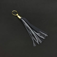 Įkelti vaizdą į galerijos rodinį, BLACK tassel reflective pendant/ JUODAS pakabukas-kutas - Neshkis