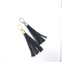 Įkelti vaizdą į galerijos rodinį, BLACK tassel reflective pendant/ JUODAS pakabukas-kutas - Neshkis
