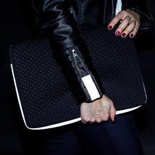 Įkelti vaizdą į galerijos rodinį, JUST BLACK nešiojamo kompiuterio dėklas / laptop sleeve case cover - Neshkis