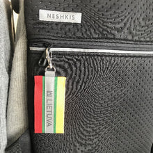 Įkelti vaizdą į galerijos rodinį, TRISPALVĖ atšvaitas pakabukas / FLAG reflective pendant - Neshkis