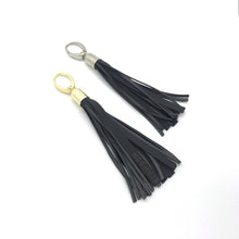 Įkelti vaizdą į galerijos rodinį, BLACK tassel reflective pendant/ JUODAS pakabukas-kutas - Neshkis