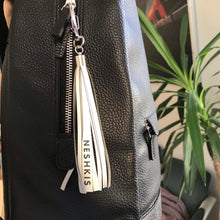 Įkelti vaizdą į galerijos rodinį, MINI atšvaitas pakabukas-kutas/ MINI reflective tassel - Neshkis