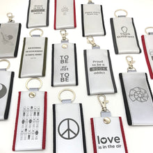 Įkelti vaizdą į galerijos rodinį, PEACE atšvaitas/ šviesą atspindintis pakabukas - Neshkis