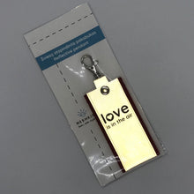 Įkelti vaizdą į galerijos rodinį, LOVE is IN THE AIR atšvaitas/ šviesą atspindintis pakabukas - Neshkis