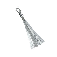 Įkelti vaizdą į galerijos rodinį, MINI atšvaitas pakabukas-kutas/ MINI reflective tassel - Neshkis