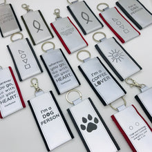 Įkelti vaizdą į galerijos rodinį, I'M DOG PERSON atšvaitas / šviesą atspindintis pakabukas - Neshkis